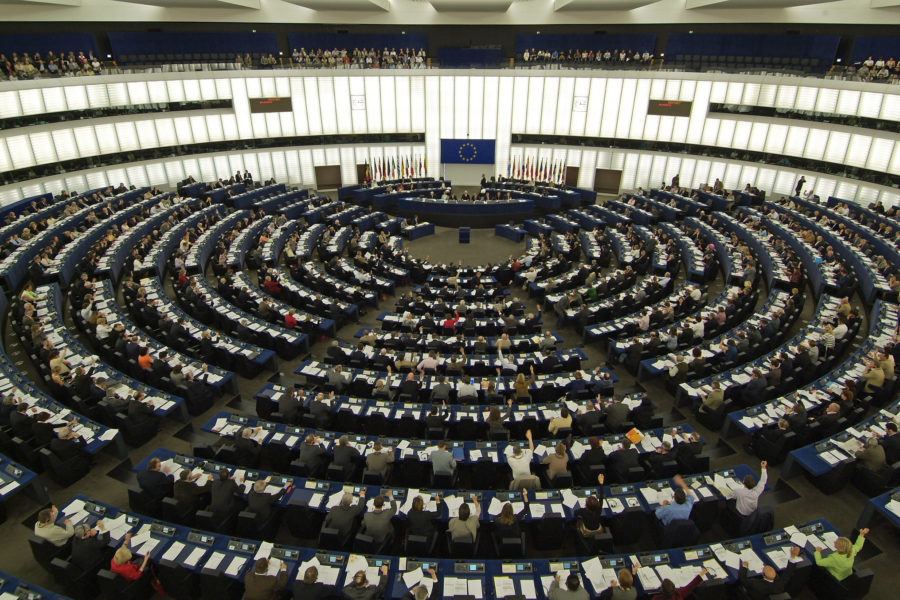 Casi 400 europarlamentarios y parlamentarios nacionales de la UE se suman al clamor internacional y piden la suspensión de las patentes de la Covid-19